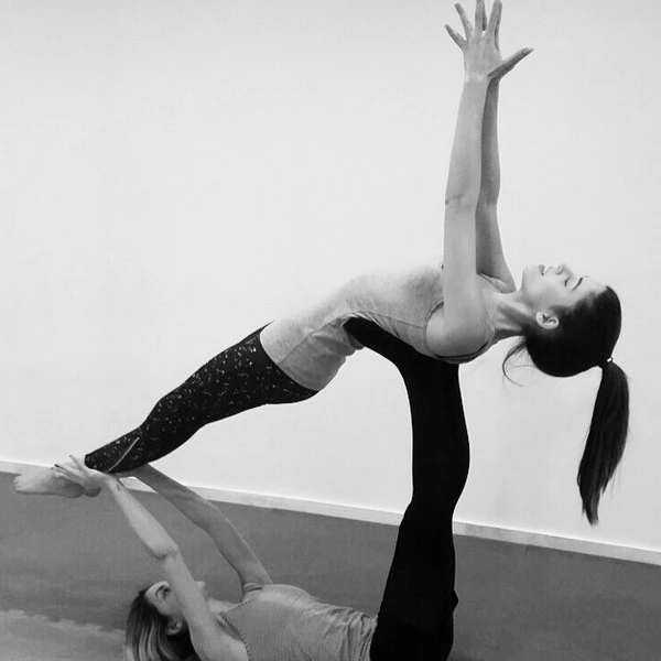 demy-yoga-instagram
