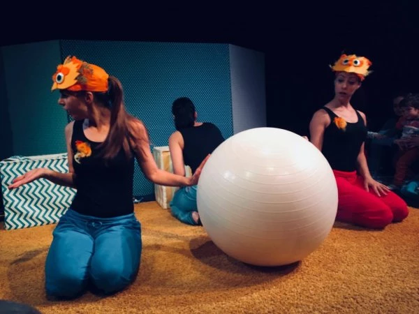 Να τι έγινε όταν πήγα με την 1 έτους κόρη μου στην παράσταση «Θα βγω από τ’ αυγό» - εικόνα 1