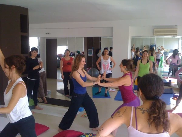 Τι είναι η γιόγκα γονιμότητας; Έχει αποτέλεσμα; - Η εκπαιδεύτρια της fertility yoga Rosanna Kalliabetsos απαντά - εικόνα 2