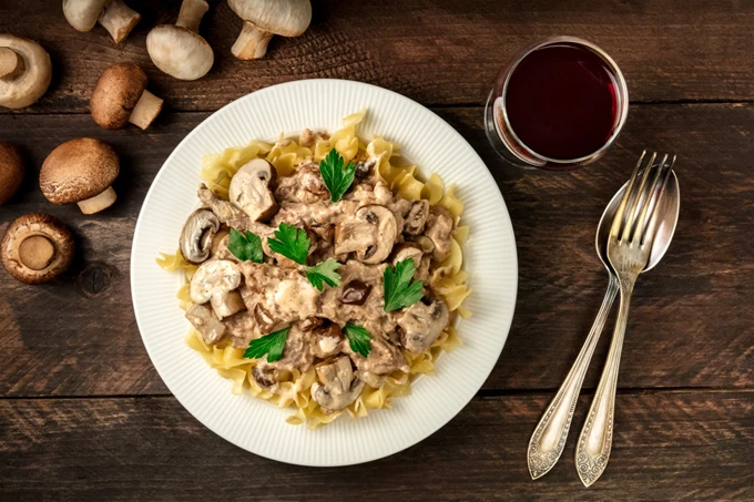 STROGANOFF ΜΑΝΙΤΑΡΙΏΝ ΜΕ ΚΡΈΜΑ ΚΑΡΎΔΑΣ