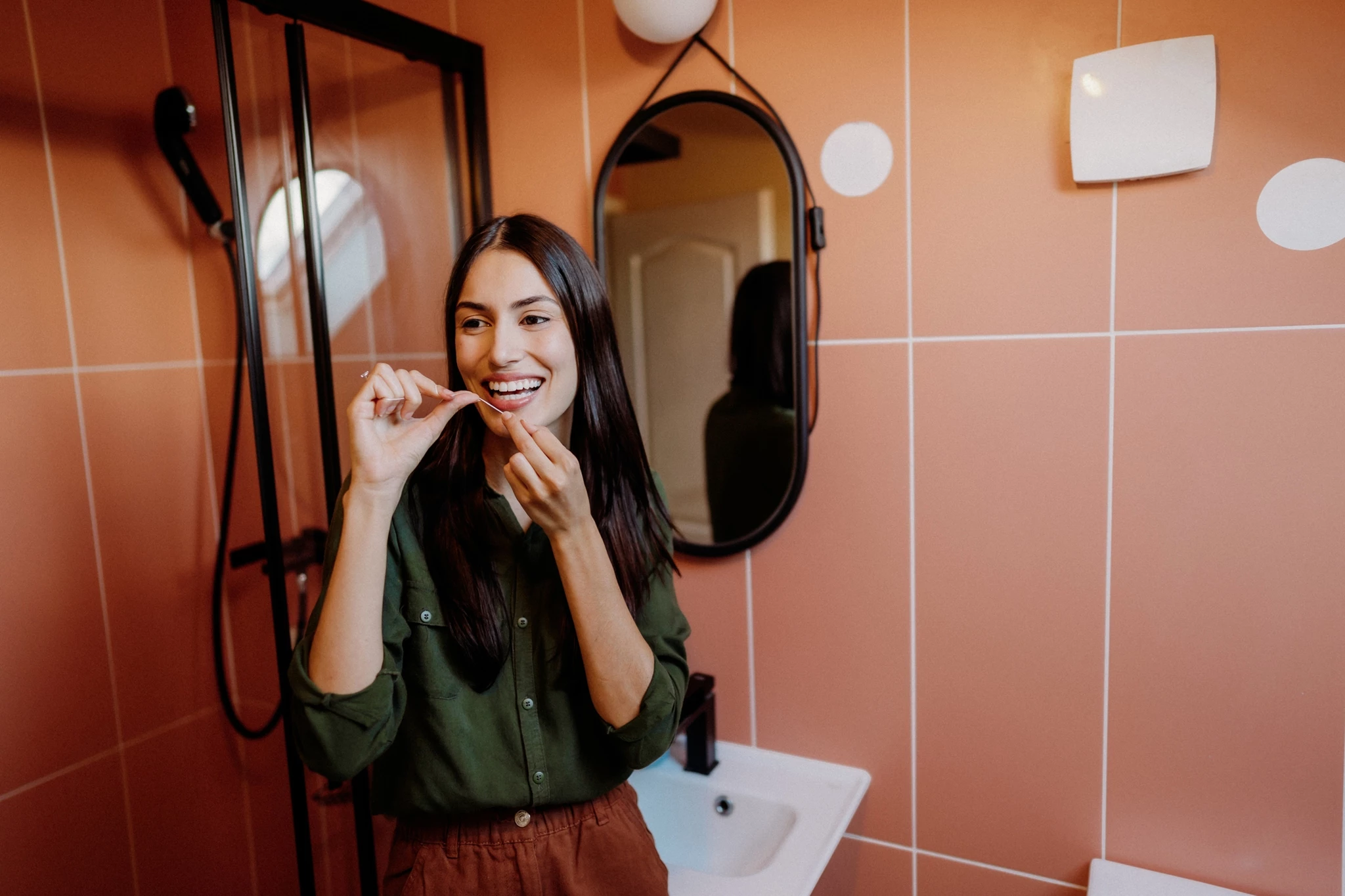 5 καθημερινές συνήθειες που καταστρέφουν τα δόντια σου – και τι προτείνουν οι οδοντίατροι