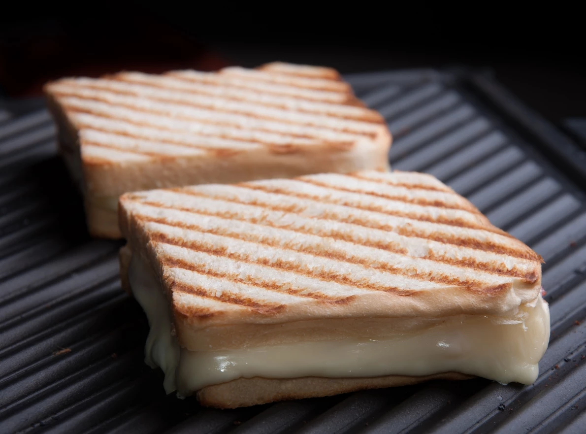 Τοστάκι για πρωινό: Παχαίνει, τελικά; Η απάντηση ενός διατροφολόγου!