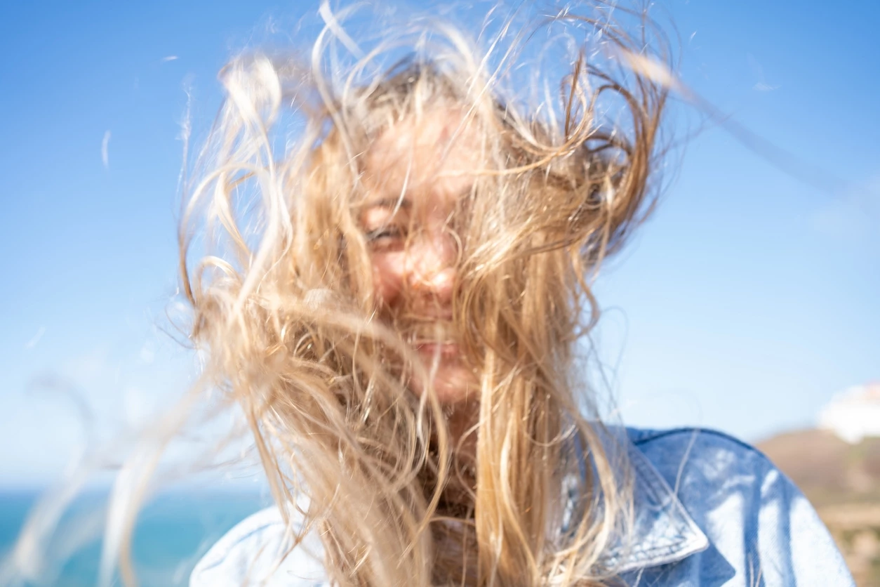 Μπερδεμένα μαλλιά: Πώς να τα ξεμπερδεύεις τα χωρίς να τα σπας