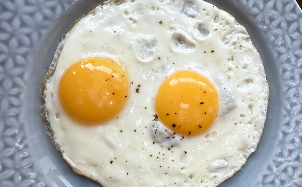 2 αυγά την ημέρα δεν αυξάνουν την κακή χοληστερόλη, λέει νέα μελέτη – Εκτός αν τα συνοδεύσεις με αυτά