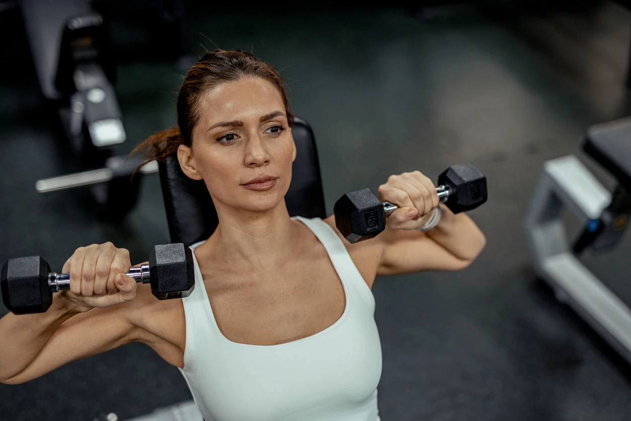 Σηκώνεις βάρη αλλά δεν βλέπεις αποτέλεσμα; Τα 5 διατροφικά λάθη που σου κόβουν τη δύναμη