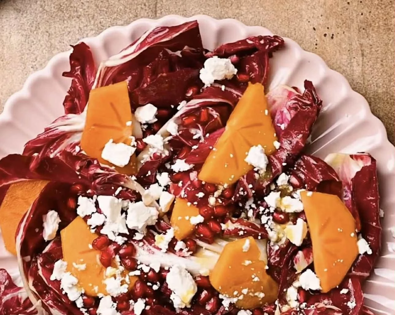 Η πιο γιορτινή σαλάτα για το χριστουγεννιάτικο τραπέζι σου με ραντίτσιο και λωτό