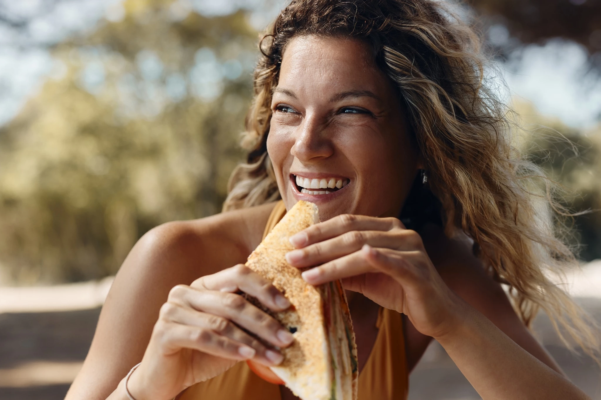 Τρως στη θάλασσα; 7 κανόνες για ασφαλές φαγητό στην παραλία