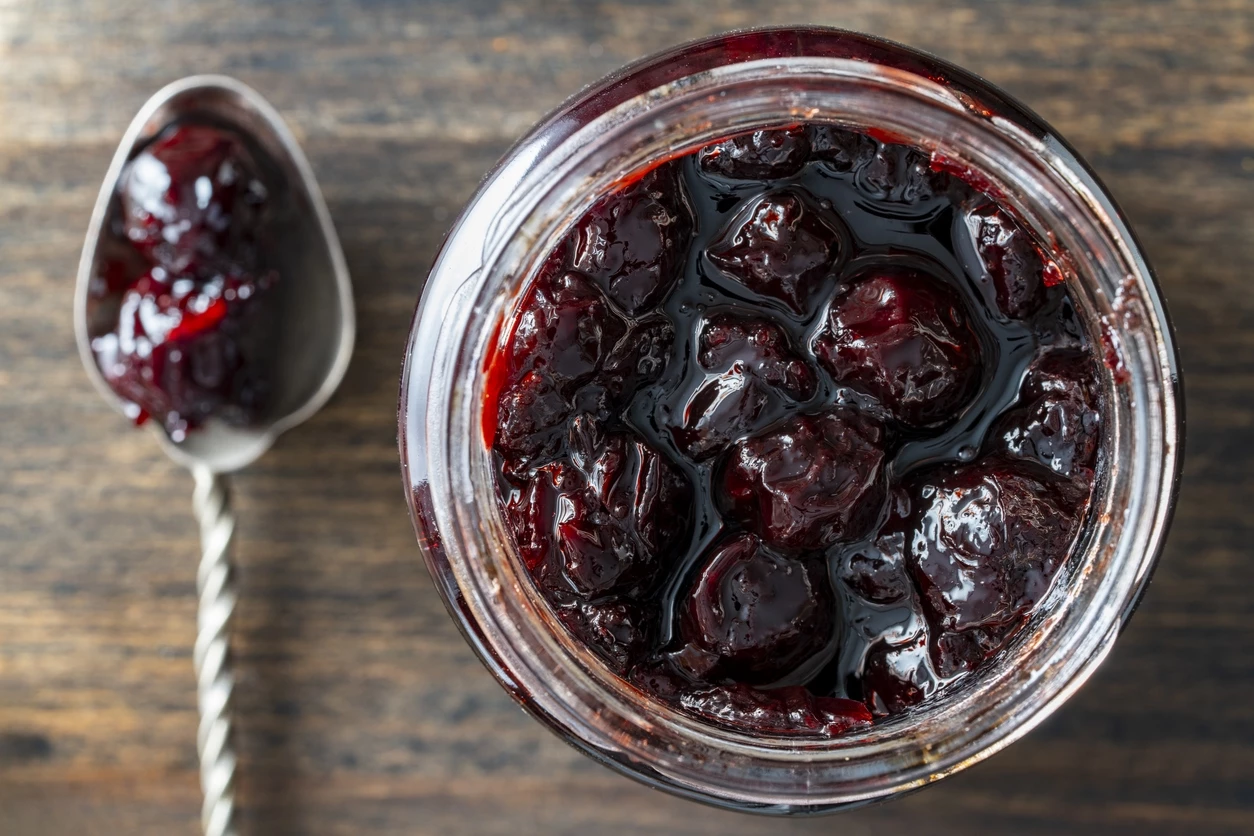 Το γλυκό που μυρίζει καλοκαίρι: Η παραδοσιακή συνταγή για γλυκό του κουταλιού βύσσινο