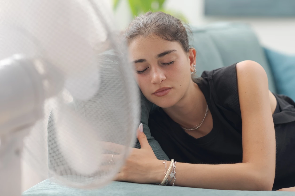 Γιατρός προειδοποιεί: Τι παθαίνει το σώμα σου όταν κοιμάσαι με τον ανεμιστήρα ανοιχτό