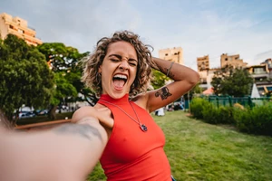 Η Simone Ashley του Bridgerton έκανε μόνη της τατουάζ. Πόσο ασφαλής είναι αυτή η διαδικασία; - εικόνα 2