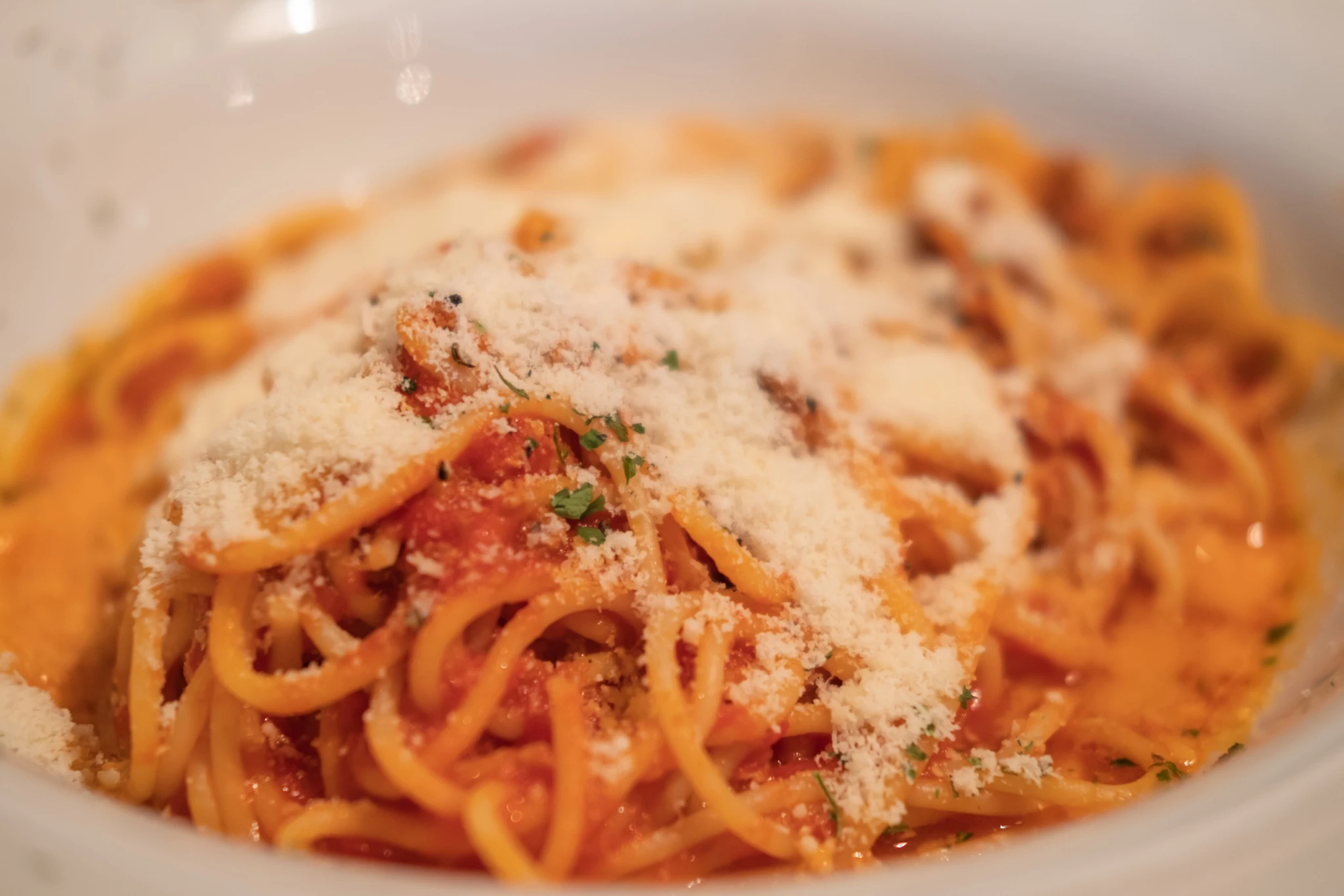 Η λαδομακαρονάδα του καλοκαιριού: με ωμή ντομάτα, σκόρδο και φέτα βαρέλι