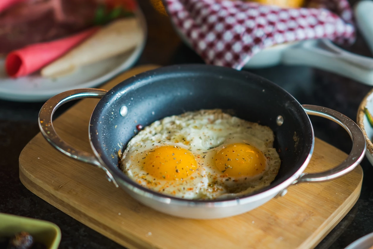 Αυγά: Το Νο1 λάθος που τα κάνει ανθυγιεινά – και ο πιο σωστός τρόπος να τα καταναλώνεις