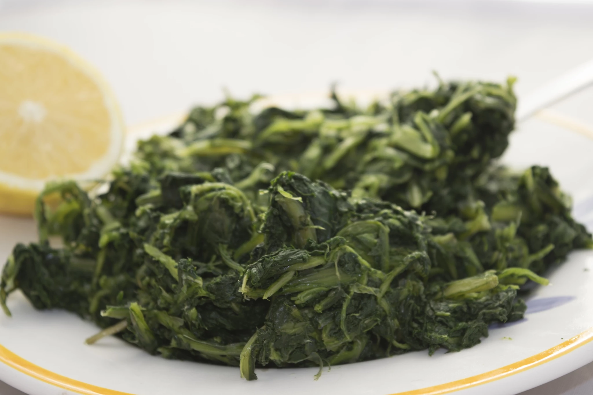 Βραστά χόρτα: Πόσα λεπτά θέλουν για τέλειο βράσιμο; Ο απόλυτος οδηγός