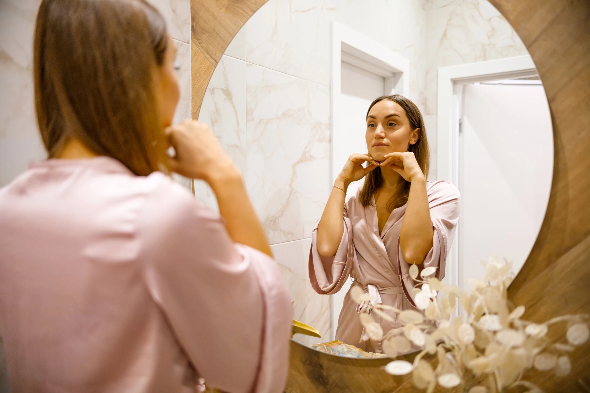 Ice Spoon Facial: Το trick που ξεκουράζει το πρόσωπο και τονώνει λαιμό και jawline