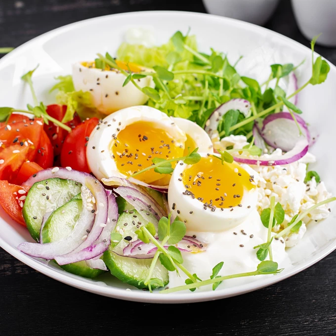 Bowl με cottage cheese, αυγό, ρεβίθια και λαχανικά