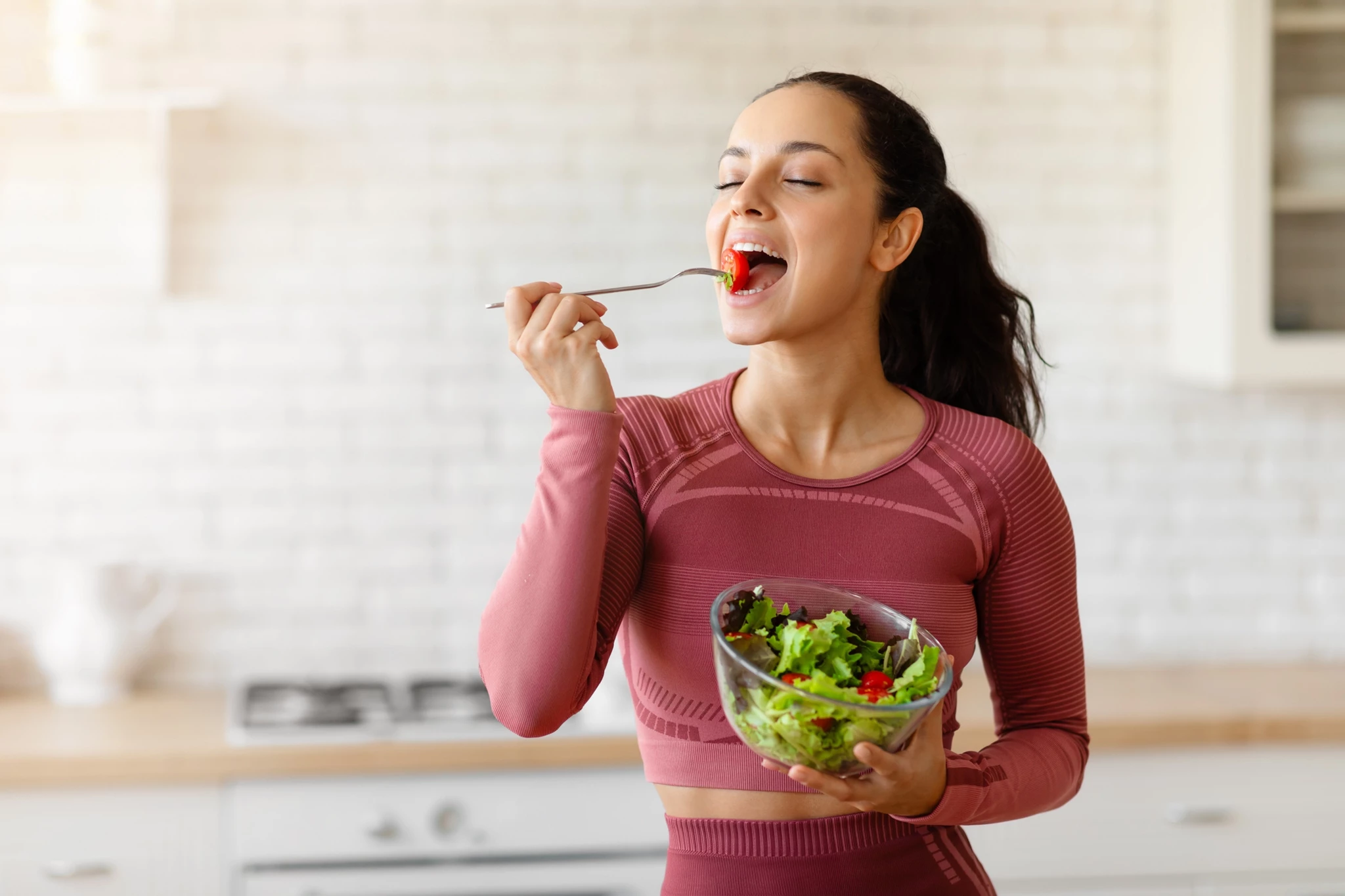 3 έξυπνοι τρόποι για να τρως πιο θρεπτικά καθημερινά - χωρίς να δυσκολεύεσαι