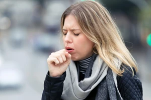 7 φυσικές λύσεις για το βήχα με βότανα και τροφές - εικόνα 1