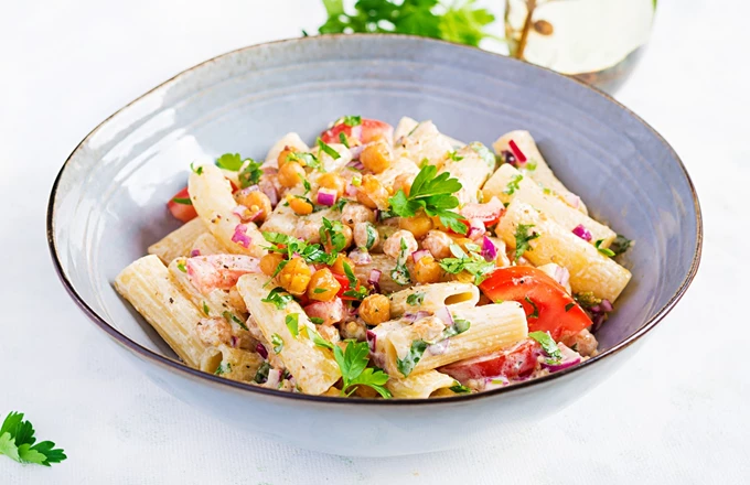 Μεσογειακή μακαρονάδα με ρεβίθια