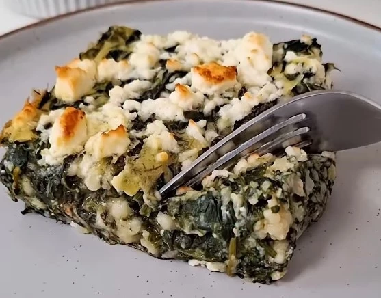 Σπανακοτραχανόπιτα: Η πιο εύκολη πίτα για όσους βαρέθηκαν τον τραχανά σε σούπα