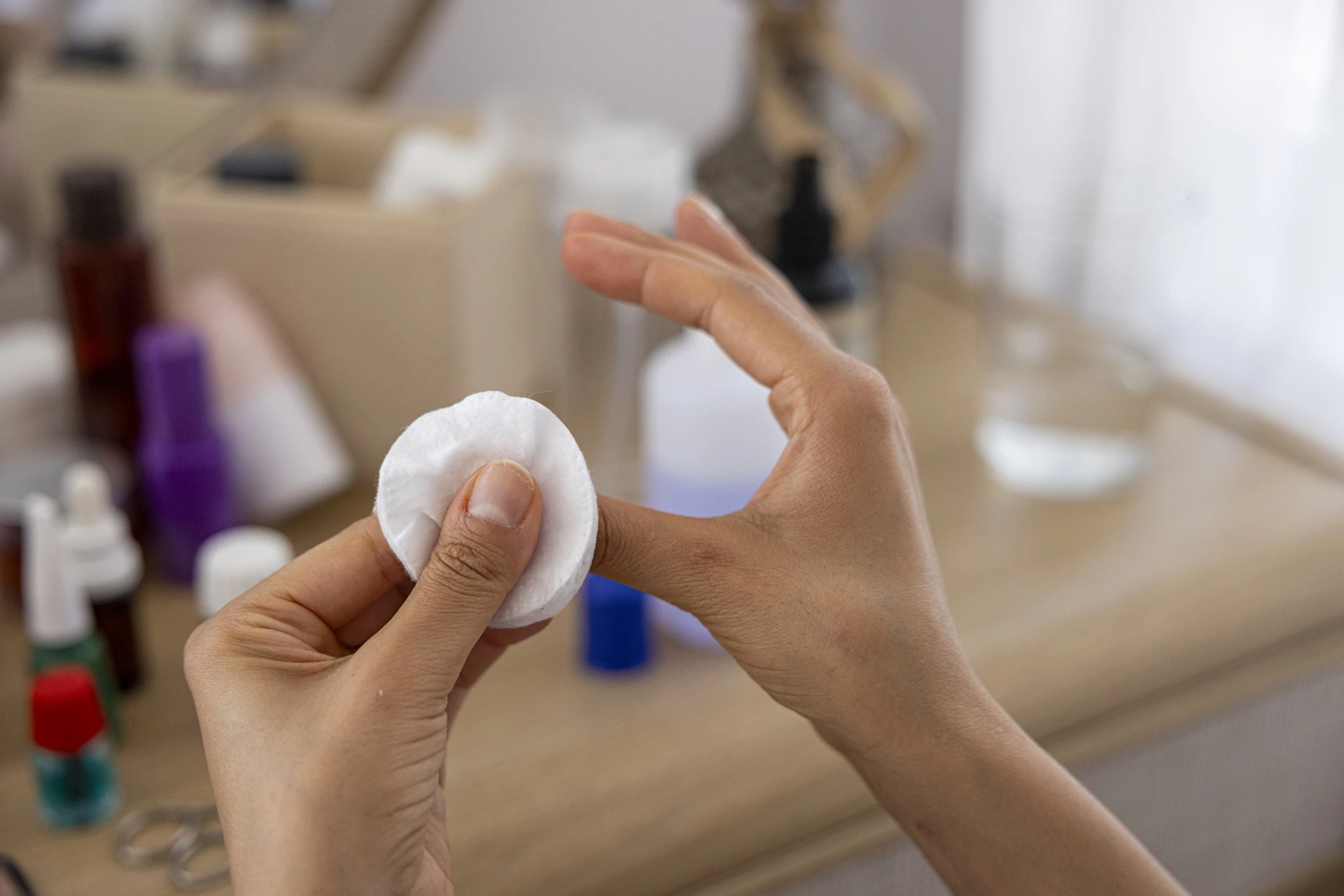 Πώς να αφαιρέσεις το ημιμόνιμο στο σπίτι χωρίς να καταστρέψεις τα φυσικά σου νύχια