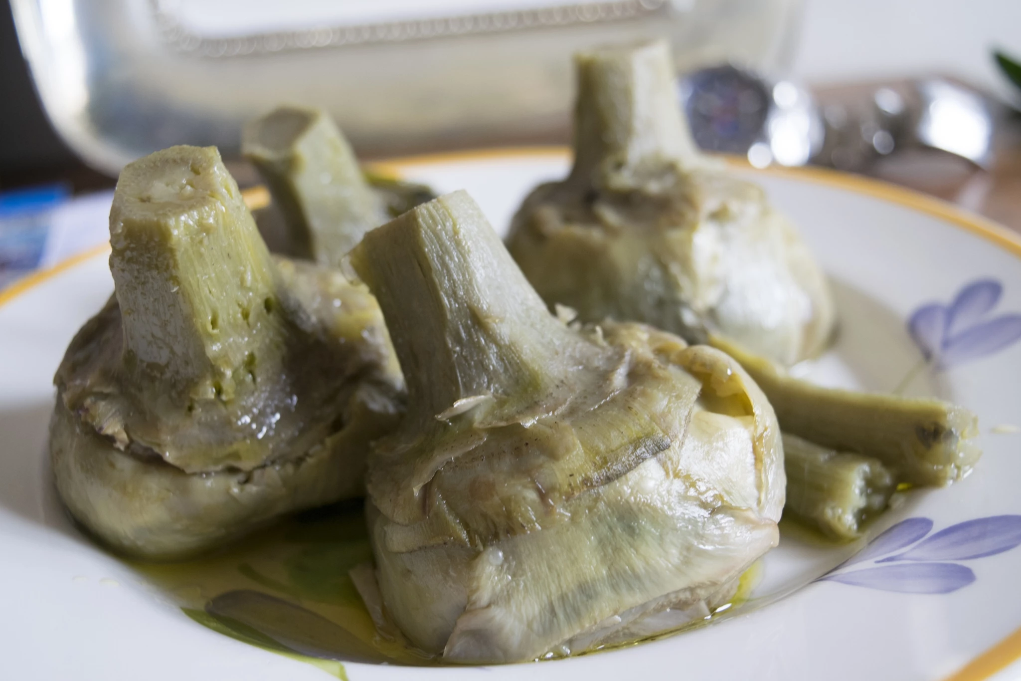 Η πιο νόστιμη συνταγή για αγκινάρες: Αλά Ρομάνα (με λεμόνι, σκόρδο και παρμεζάνα)