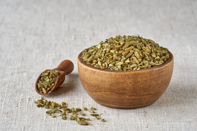 Το αρχαίο πράσινο σιτάρι φρίκε freekeh για υγιεινή διατροφή