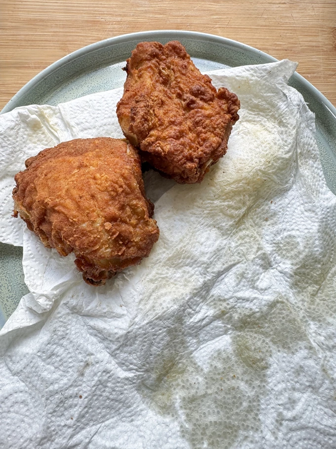chicken nuggets in kitchen paper