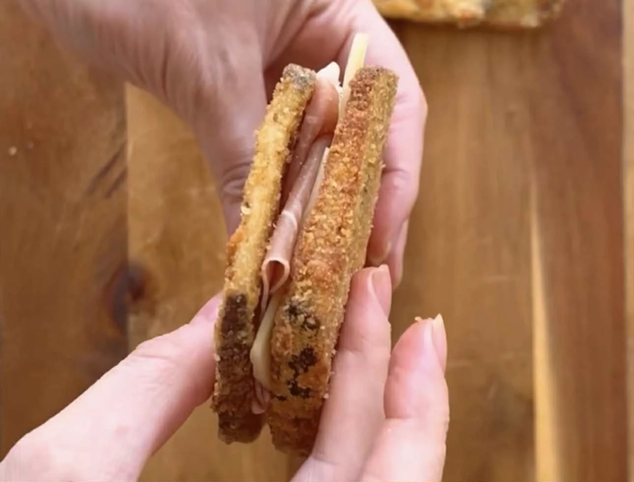 Τοστάκι με μελιτζάνα αντί για ψωμί - Το πιο ελαφρύ σνακ του καλοκαιριού