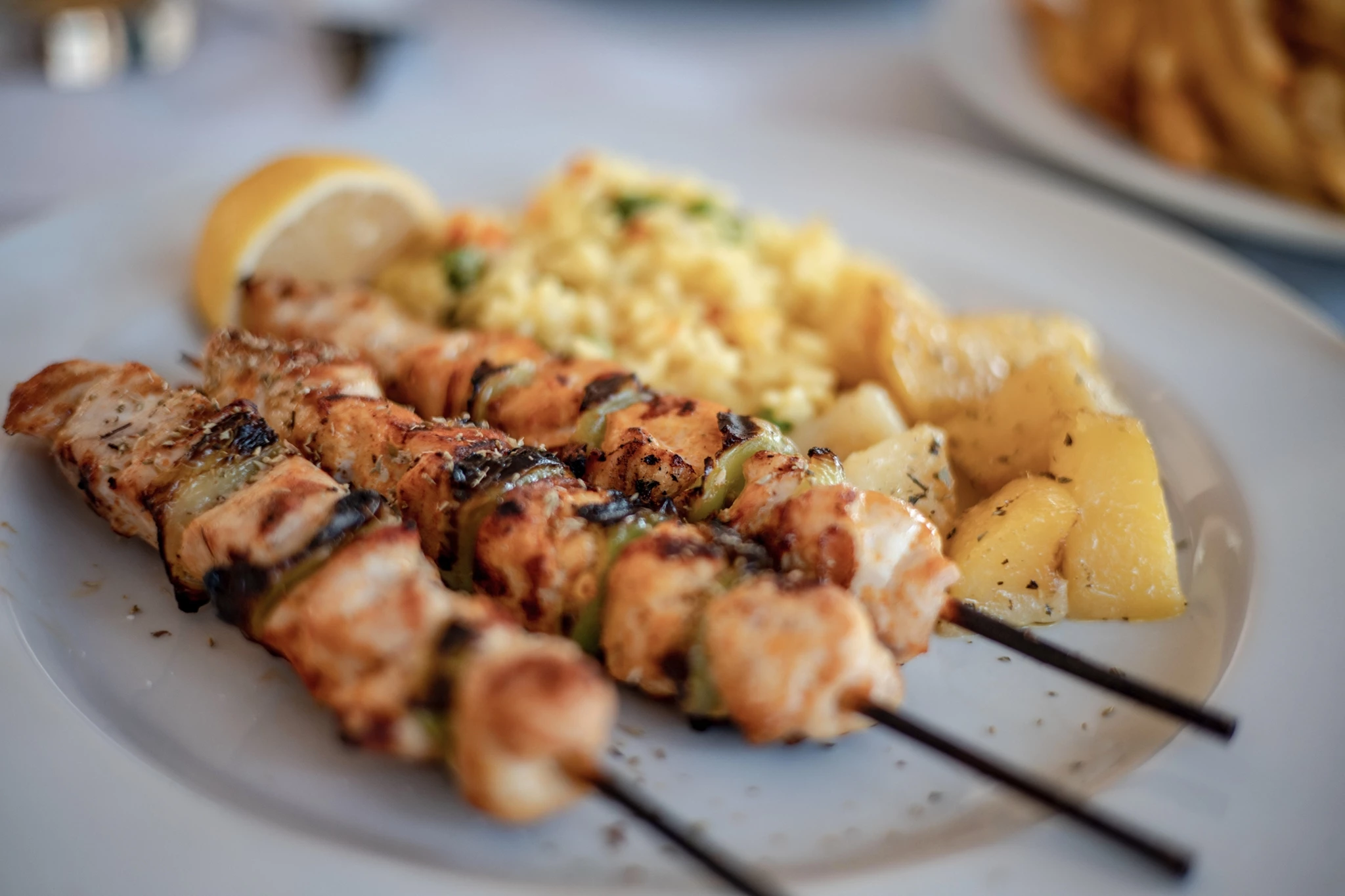 Καλαμάκι κοτόπουλο απ’ έξω: Πόσο υγιεινή επιλογή είναι τελικά;