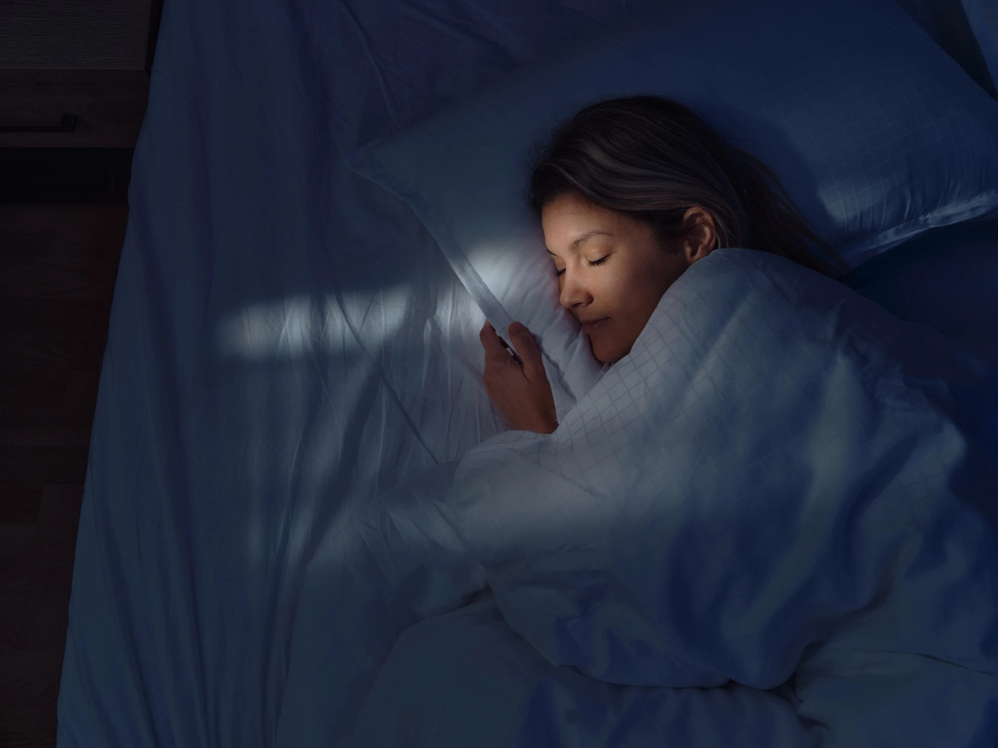 Κοιμάσαι με φως; Γιατί οι ειδικοί προειδοποιούν να το σταματήσεις τώρα