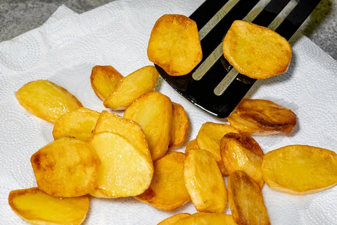 fried potatoes in kitchen paper