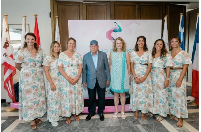 Ο Πρόεδρος του ΝΟΕ κος Γιώργος Προκοπίου με την σύζυγό του Αλεξάνδρα και τις έξι αθλήτριες στην εκδήλωση εορτασμού στις εγκαταστάσεις του Ναυτικού Ομίλου Ελλάδας