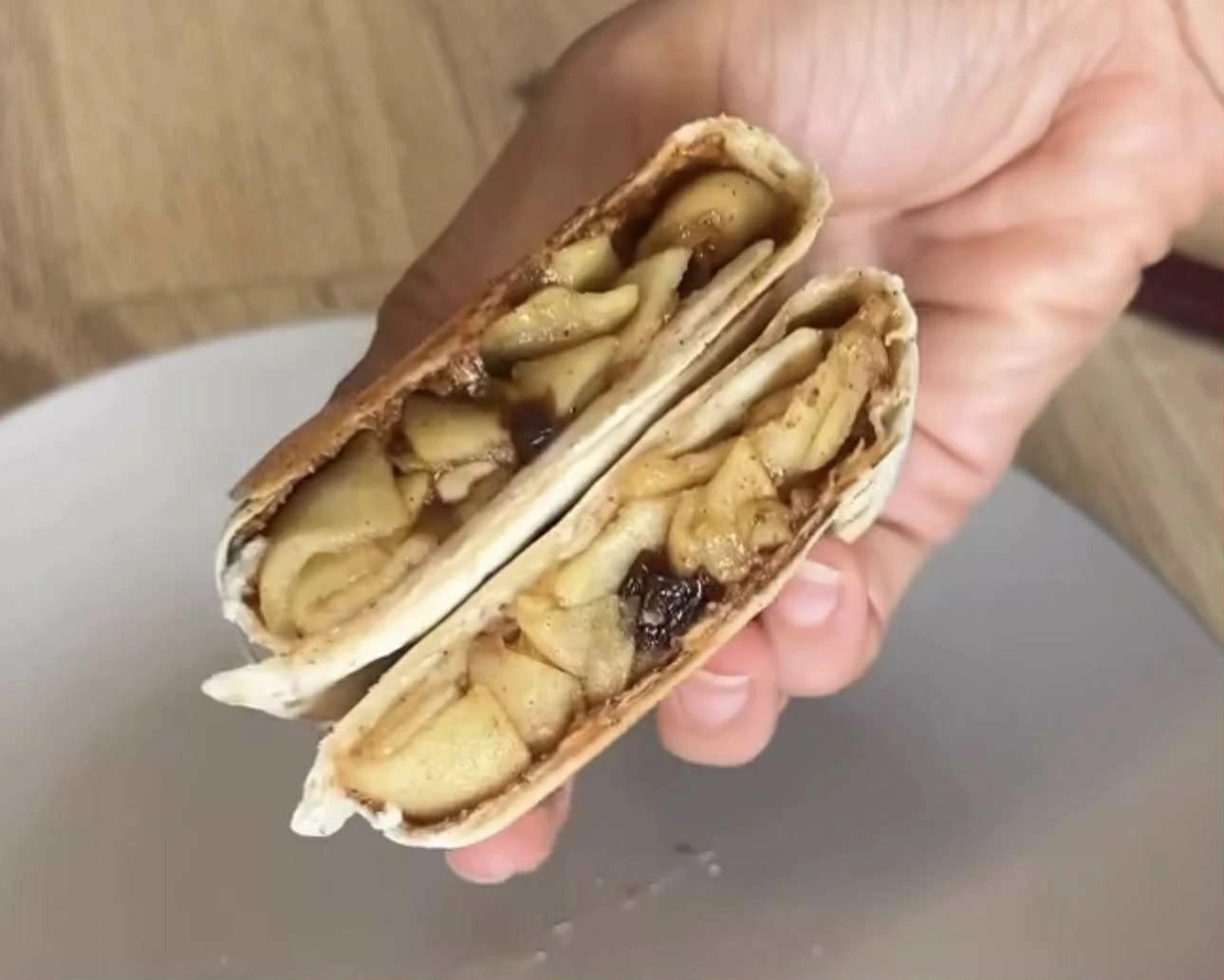 Η πιο εύκολη και νόστιμη μηλόπιτα στην τοστιέρα - χωρίς κόπο και χωρίς ζύμη!