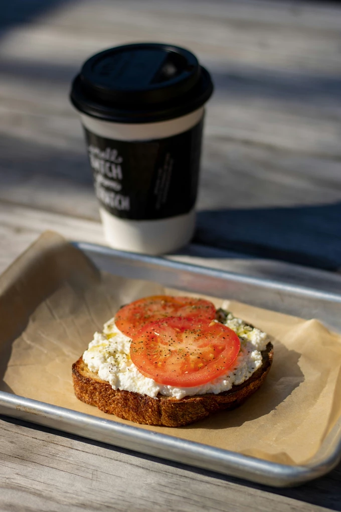 1. Τοστάκι με κρέμα cottage cheese και αρωματική ντομάτα