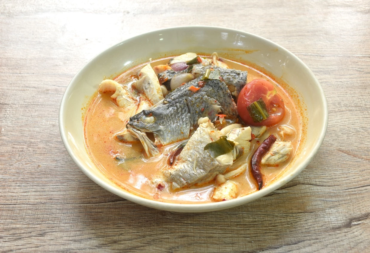 Κόκαλο ψαριού στον λαιμό: Οι πιο επικίνδυνες επιπλοκές και γιατί δεν πρέπει να το 