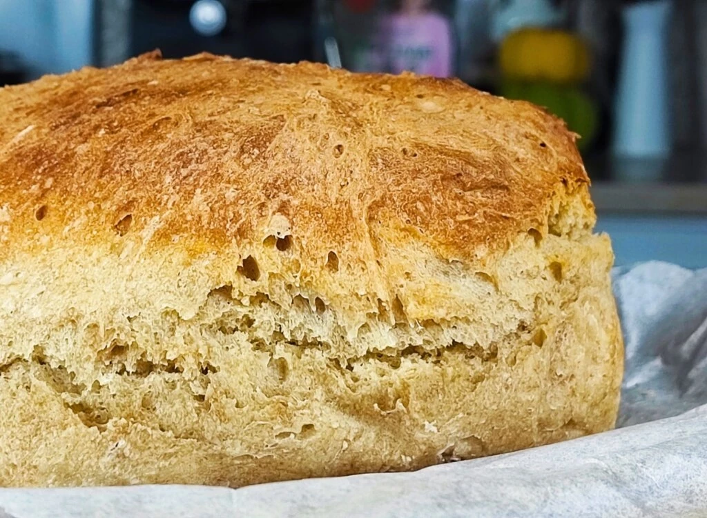 Φτιάξε το πιο εύκολο σπιτικό ψωμί χωρίς ζύμωμα - με 3 υλικά!
