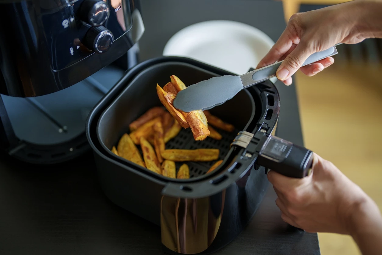Το air fryer ρυπαίνει λιγότερο τον αέρα από το τηγάνι - αλλά με μία προϋπόθεση