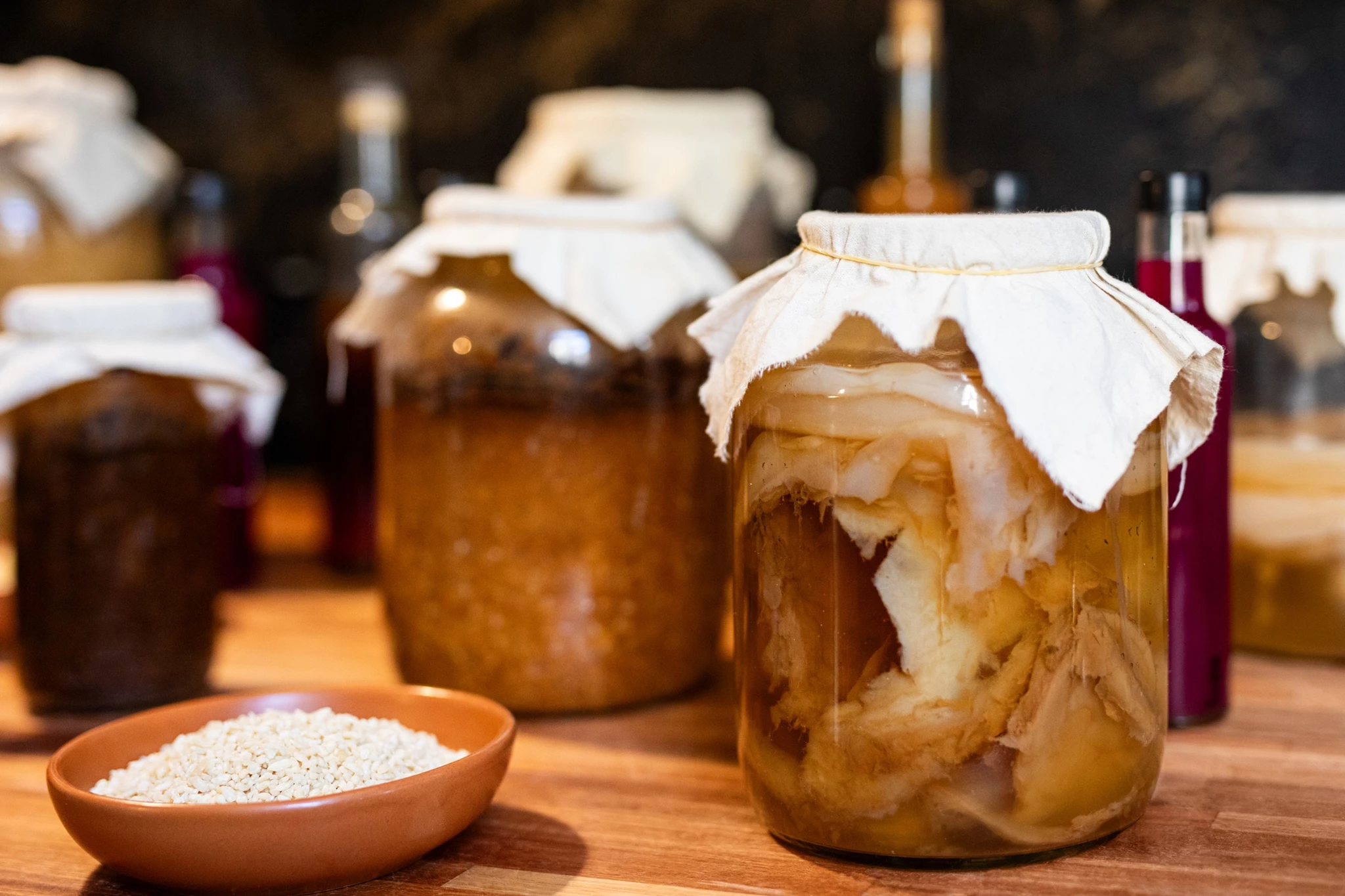 Kombucha vs κεφίρ: ποιο ζυμωμένο ποτό είναι καλύτερο για σένα;