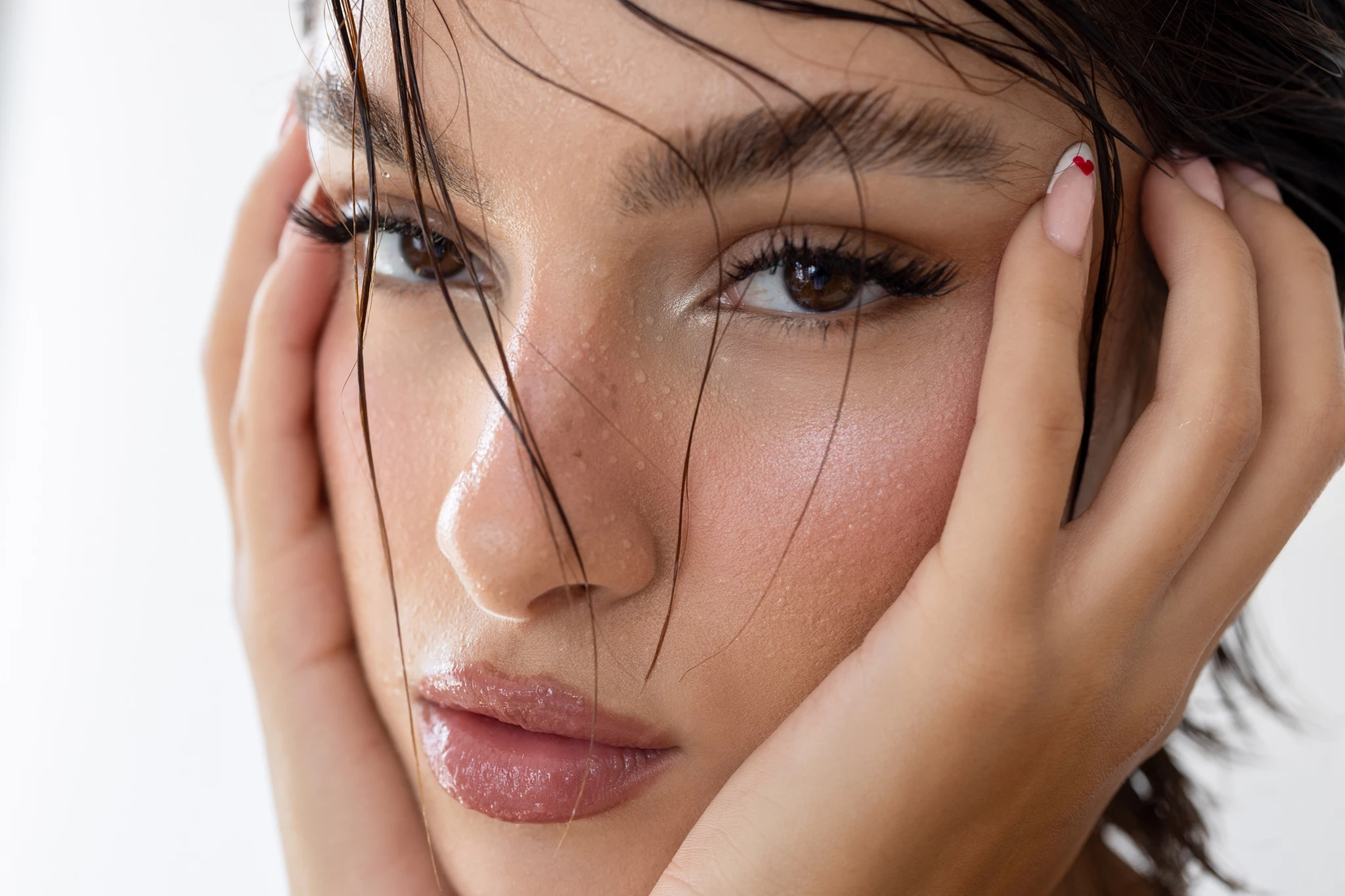 4 μάσκαρα φρυδιών που χαρίζουν άμεσο brow lift και πυκνό αποτέλεσμα