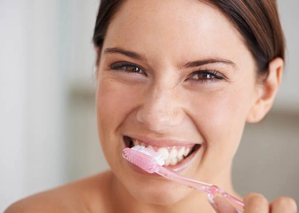 3 συνήθειες που οδηγούν σε κίτρινα δόντια και... στον οδοντίατρο - εικόνα 1