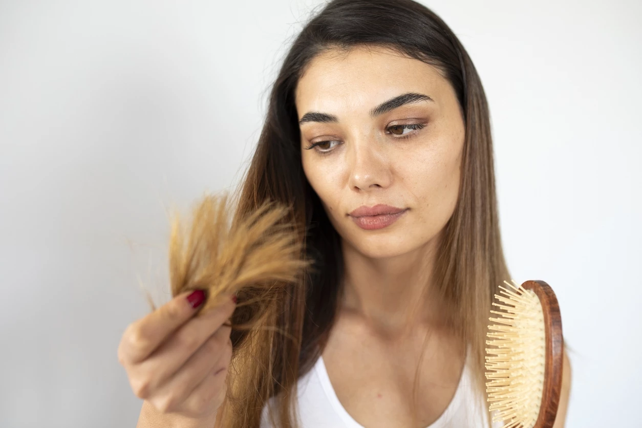 Έχεις τριχόπτωση; 6 συμπληρωματικές κινήσεις που θα σώσουν τα μαλλιά σου