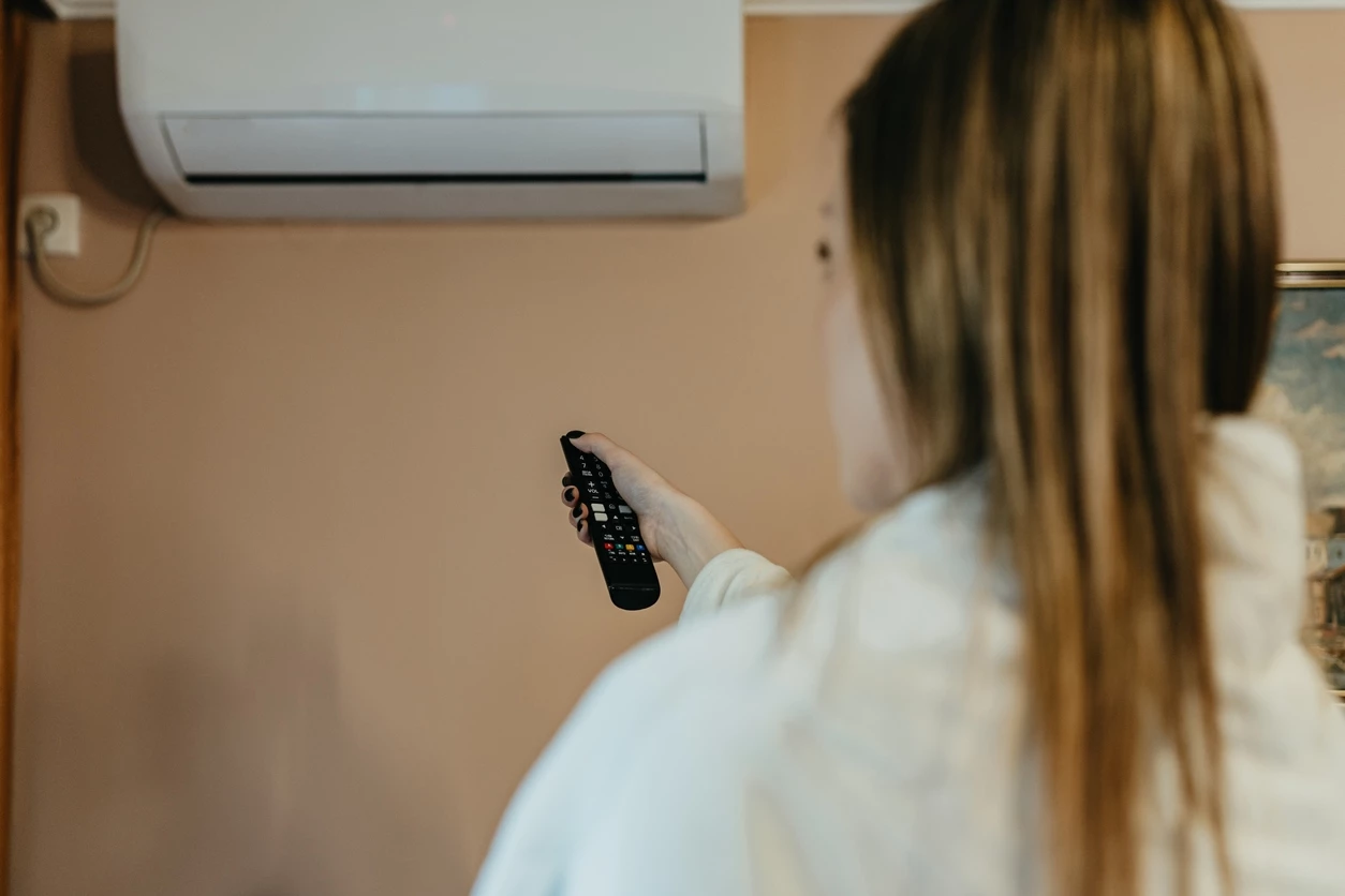 Κλιματισμός: Μπορεί το AC να σε αρρωστήσει όντως; Τι λέει ο μικροβιολόγος