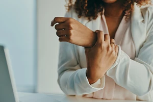 7 αυτοάνοσα νοσήματα που "προτιμούν" τις γυναίκες - εικόνα 1