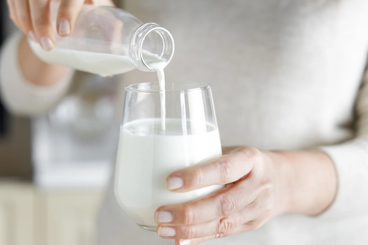 Δεν είναι το αγελαδινό: Ποιο γάλα πρέπει να πίνεις μετά τα 50 για δυνατούς μυς και λιγότερο λίπος;