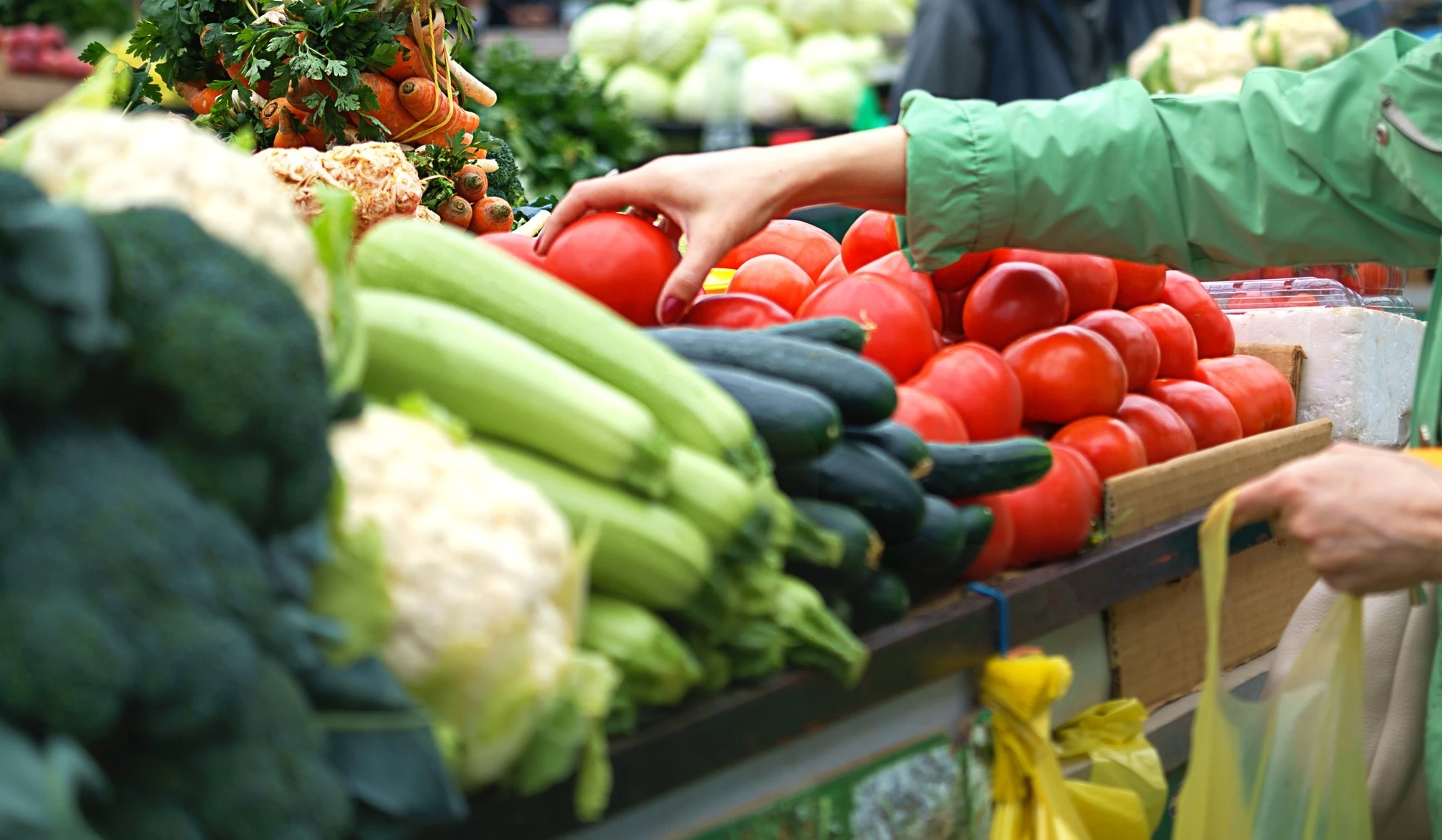 Ο #1 κανόνας που οι διατροφολόγοι ακολουθούν πάντα όταν αγοράζουν φρέσκα προϊόντα