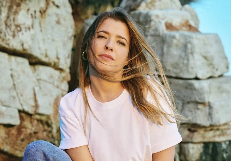 Δεν την έχεις ξαναδεί έτσι: Η Ιουλία Καραπατάκη σε zipline πάνω από τον Αχέροντα!