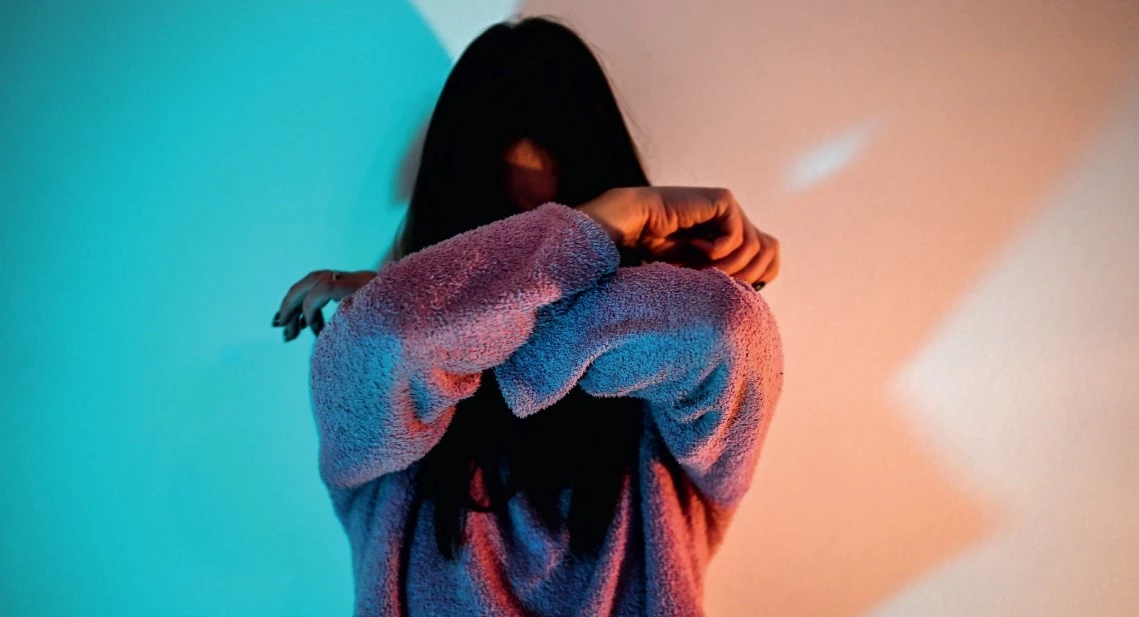 Κρίσεις πανικού: Τι συμβαίνει πραγματικά στο σώμα σου όταν το άγχος σε κατακλύζει