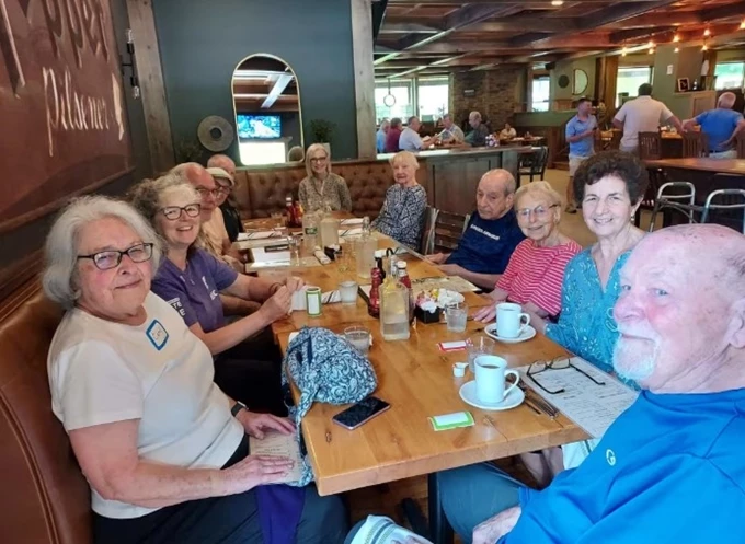 Η Ann Marie Caruso σε γεύμα με φίλους από το YMCA. Φωτογραφία: YMCA of Greater Rochester / Sheila Caruso-Rothfuss