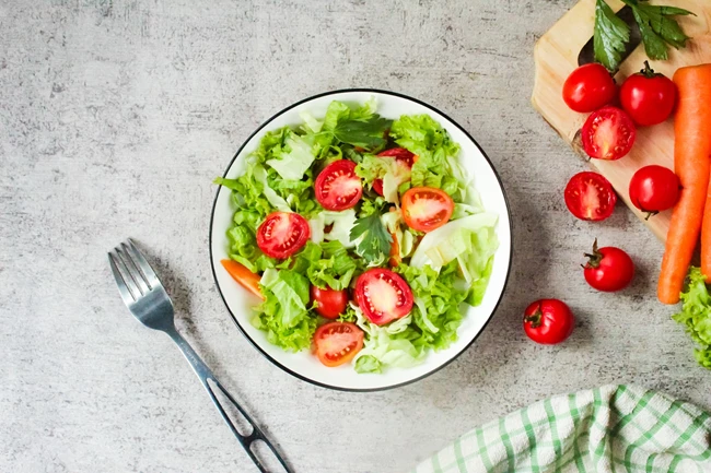 Green salad with tomatoes