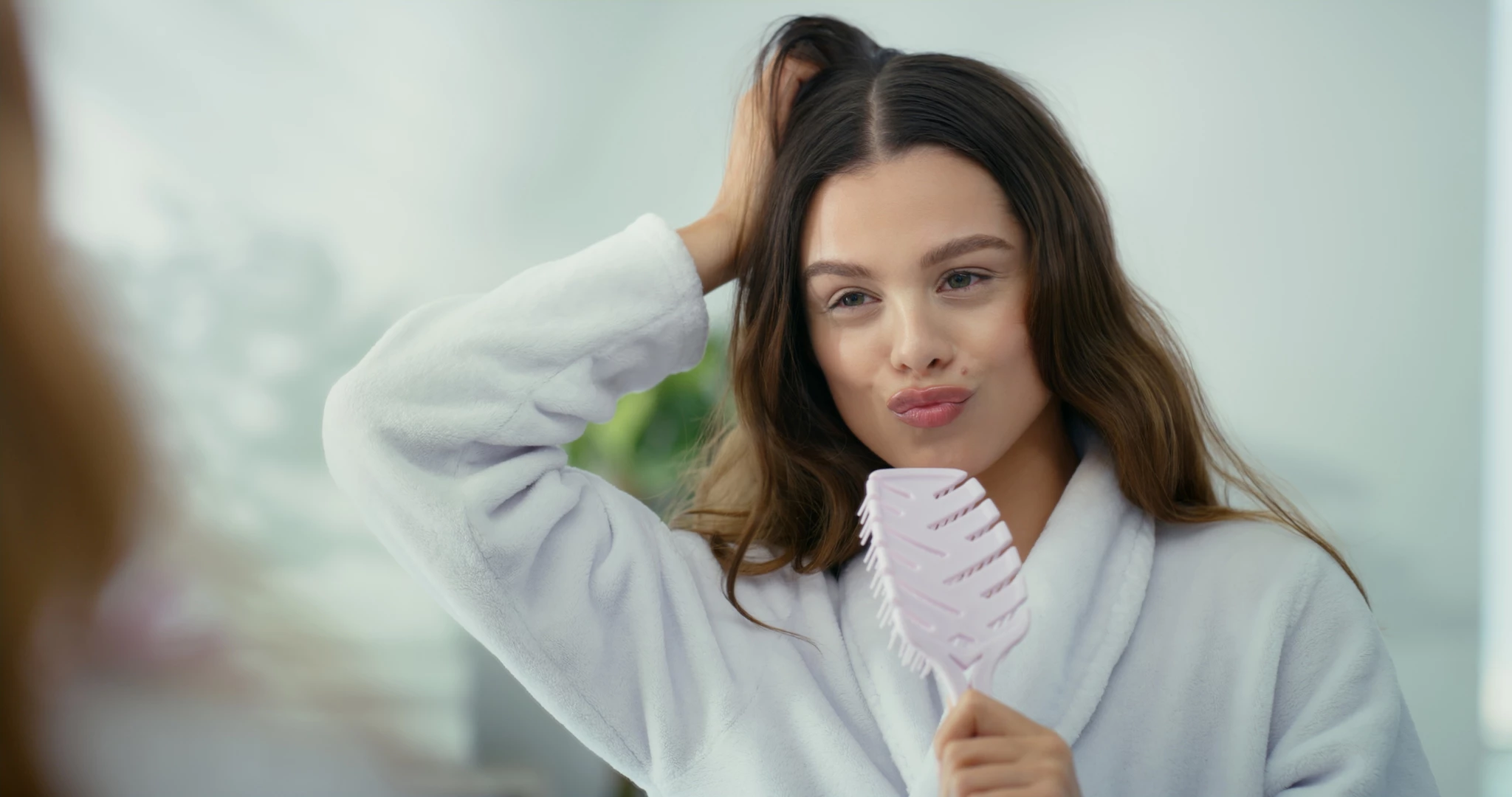 Hygral Fatigue: Ο λόγος που τα μαλλιά σου σπάνε, παρόλο που τα ενυδατώνεις συνέχεια